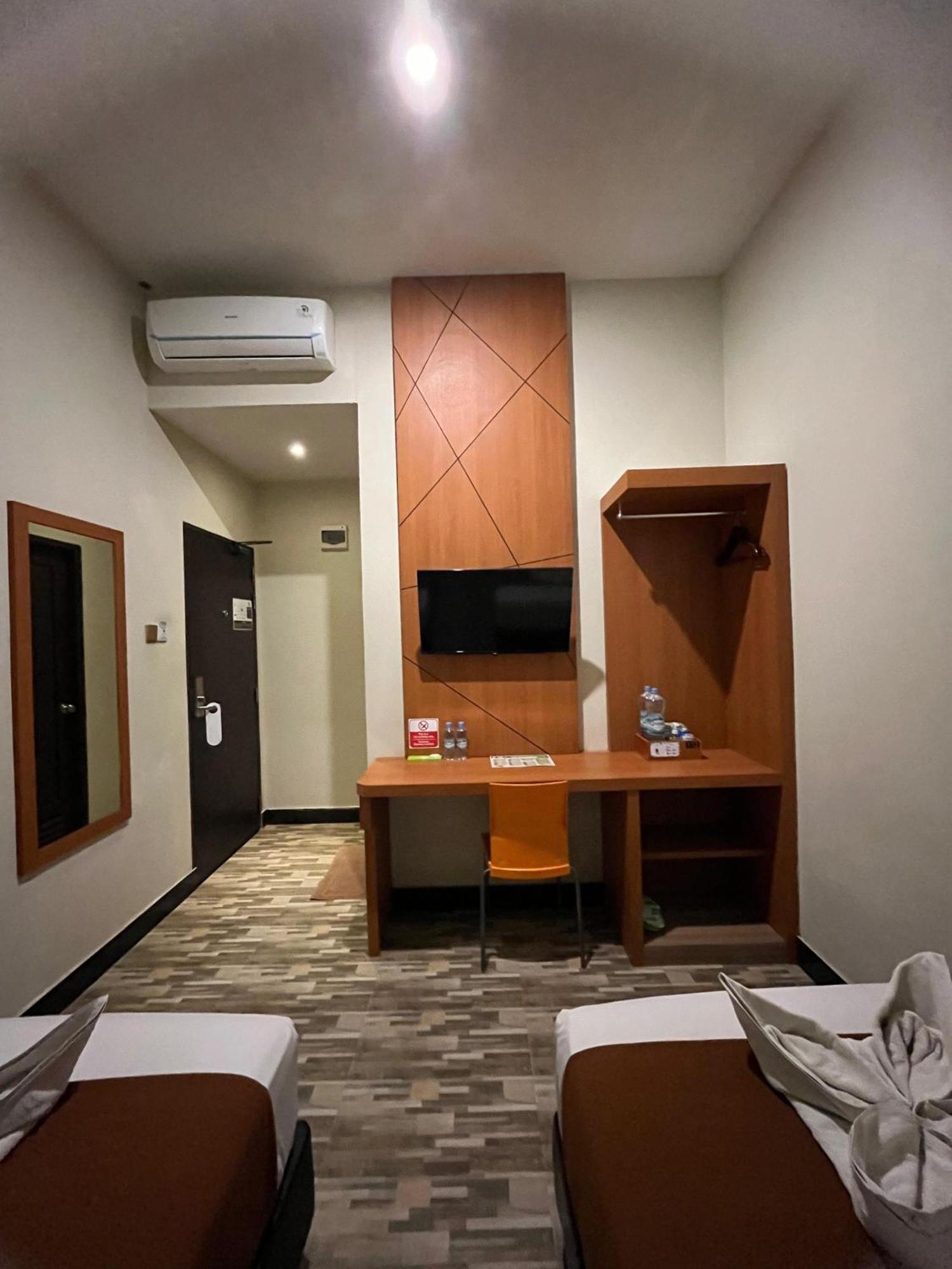 Bless Hotels Sintang Buitenkant foto