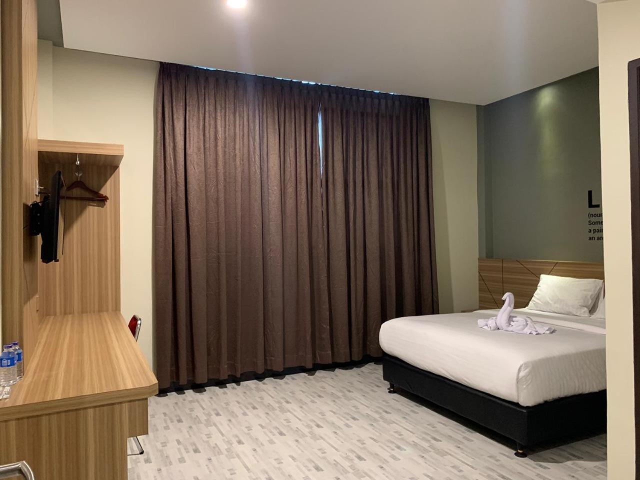 Bless Hotels Sintang Buitenkant foto